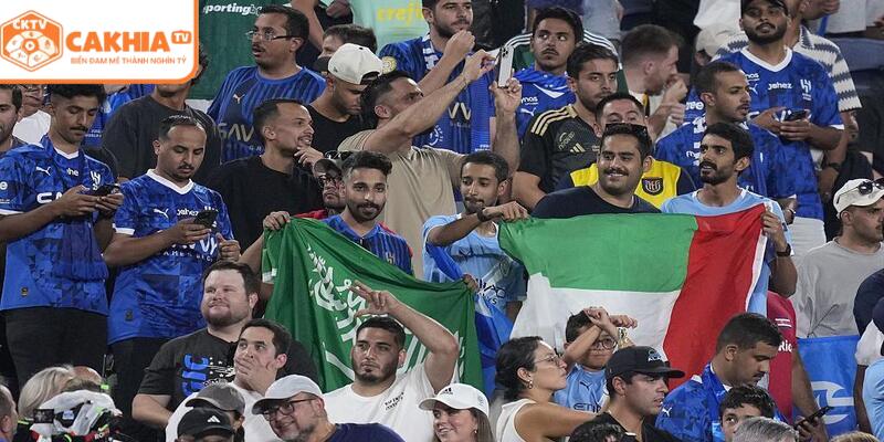 Khán đài rực rỡ sắc xanh khi Hilal Al  thi đấu tại Riyadh