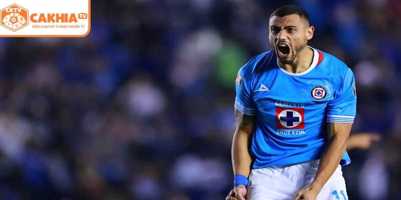 Người hâm mộ cổ vũ Giakoumakis trong một trận cầu quan trọng